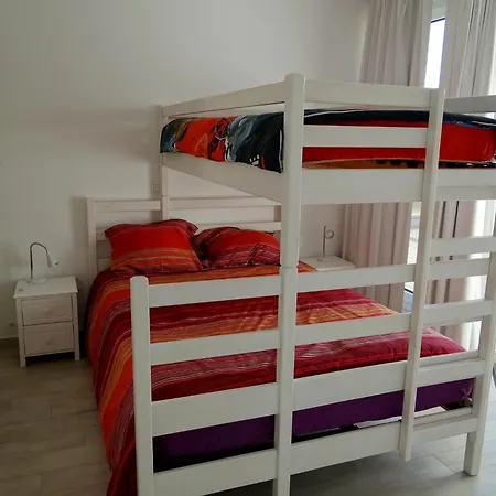 Seaside Serenity Apartment, Cleaning Included شقة
