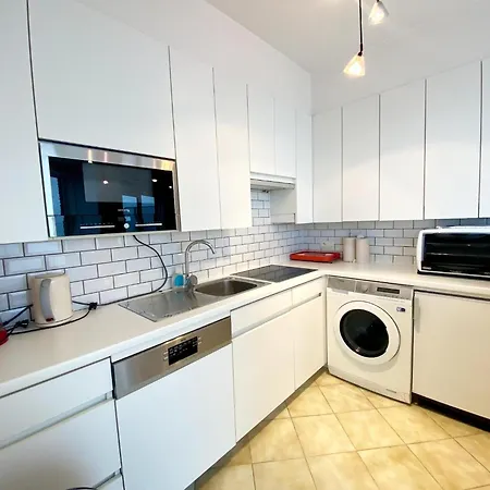 Seaside Serenity Apartment, Cleaning Included شقة